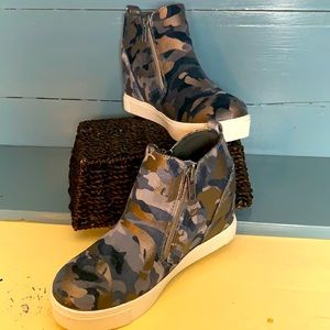 Camo platformed Steve Madden kids shoes
